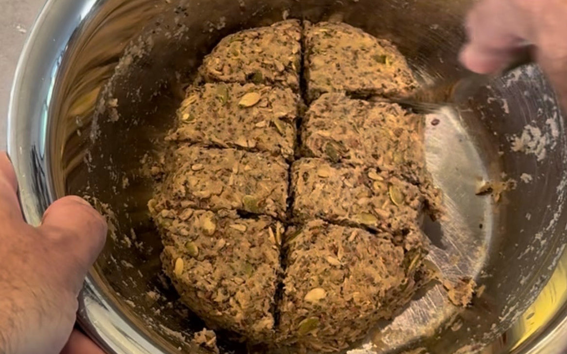 BROT OHNE Saatenteig in einer Edelstahlschüssel, in acht Portionen geteilt