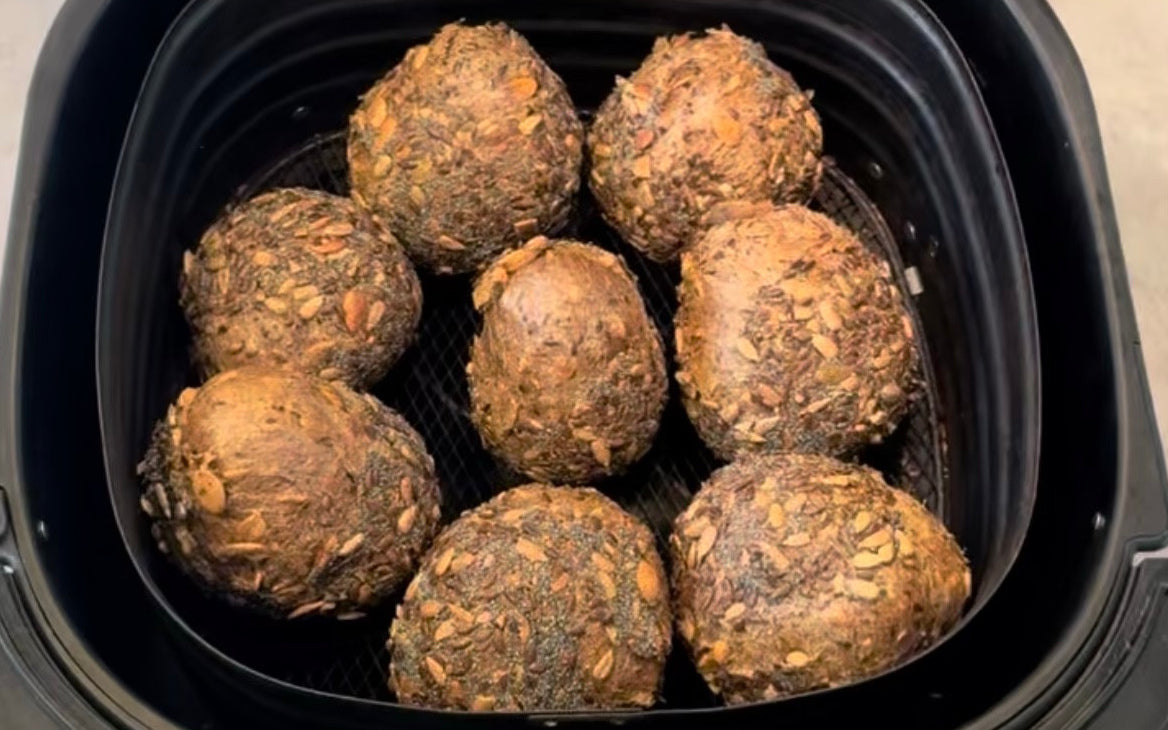 Acht fertig gebackene BROT OHNE Brötchen im Airfryer
