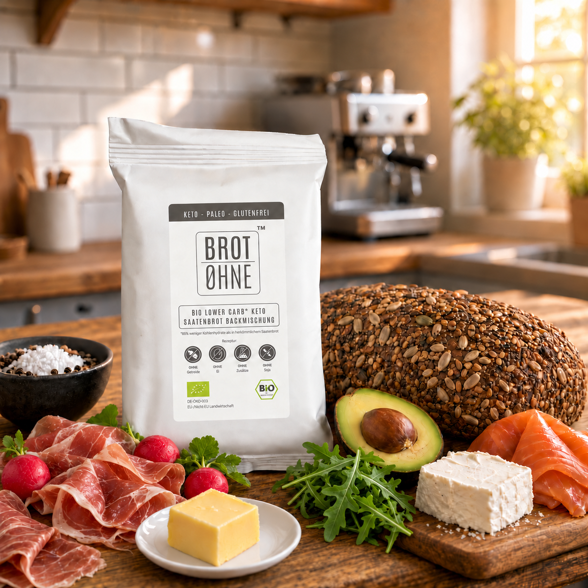 BROT OHNE Saatenbrot und Backmischung mit einer Avocadohälfte, Rucola, Radieschen, Schinken, Butter, Käse und Lachs in einer Küche.