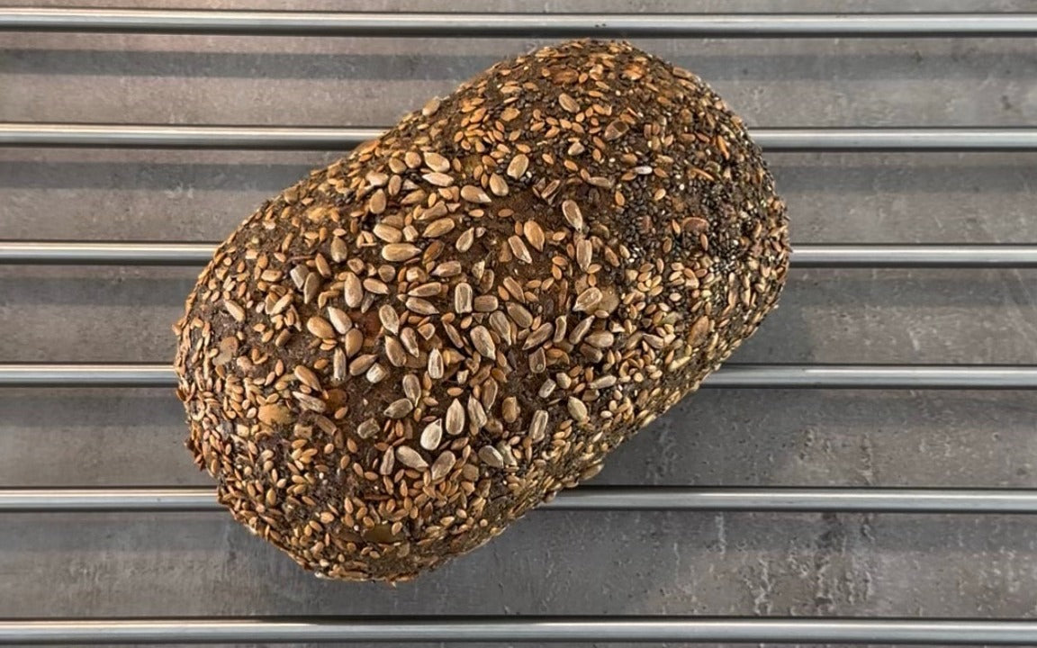 Fertig gebackener Brotlaib auf einem Abkühlgitter