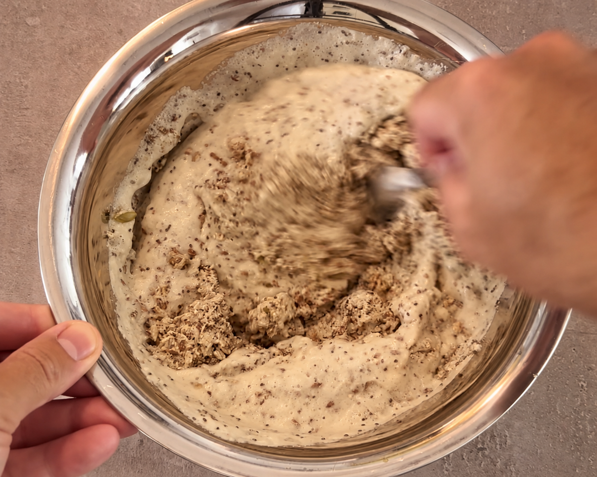 BROT OHNE Brotmix wird mit einem Löffel in einer Schüssel verrührt