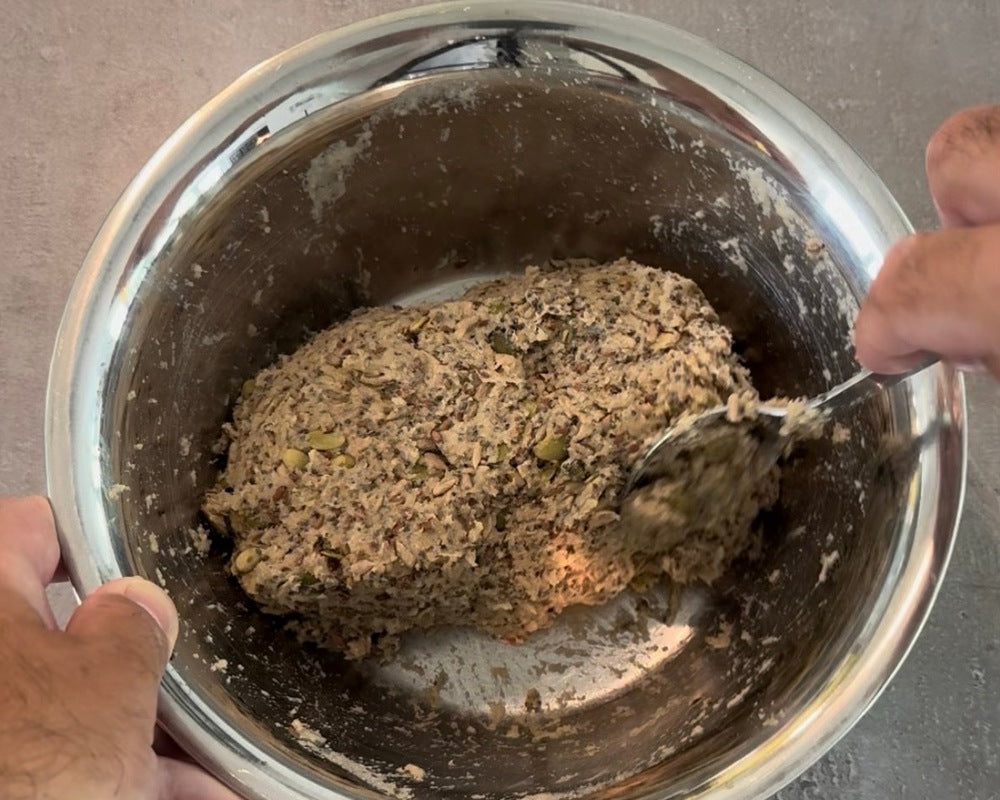 BROT OHNE Teig wird mit einem Löffel in der Schüssel zu einem Laib geformt